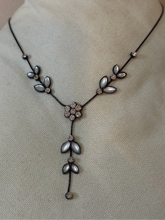 Icing Accessories - Delicate Pearl-Accented Floral Drop Necklace